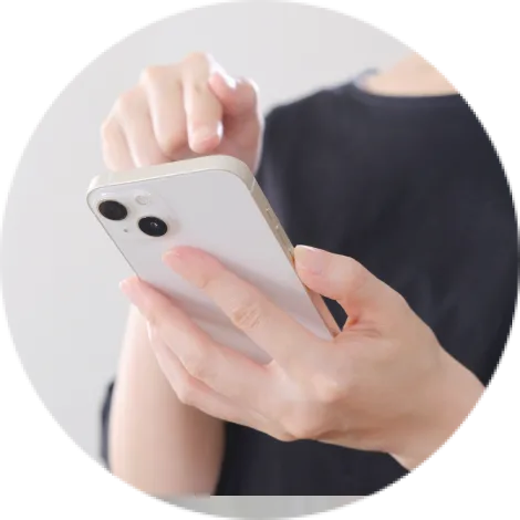 STEP1 お問い合わせ・ご相談。スマートフォンを手に操作する様子