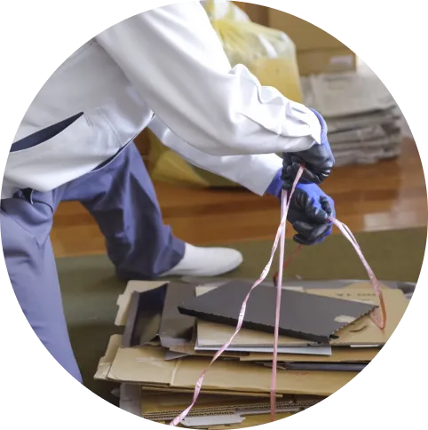 STEP3 現場で不用品と貴重品を分別し、整理・梱包作業を行うスタッフの手元