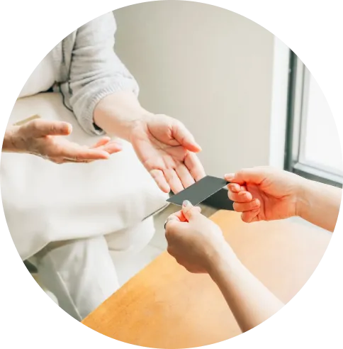 STEP4 最終確認・ご精算。スタッフにクレジットカードを手渡し、料金を決済している様子