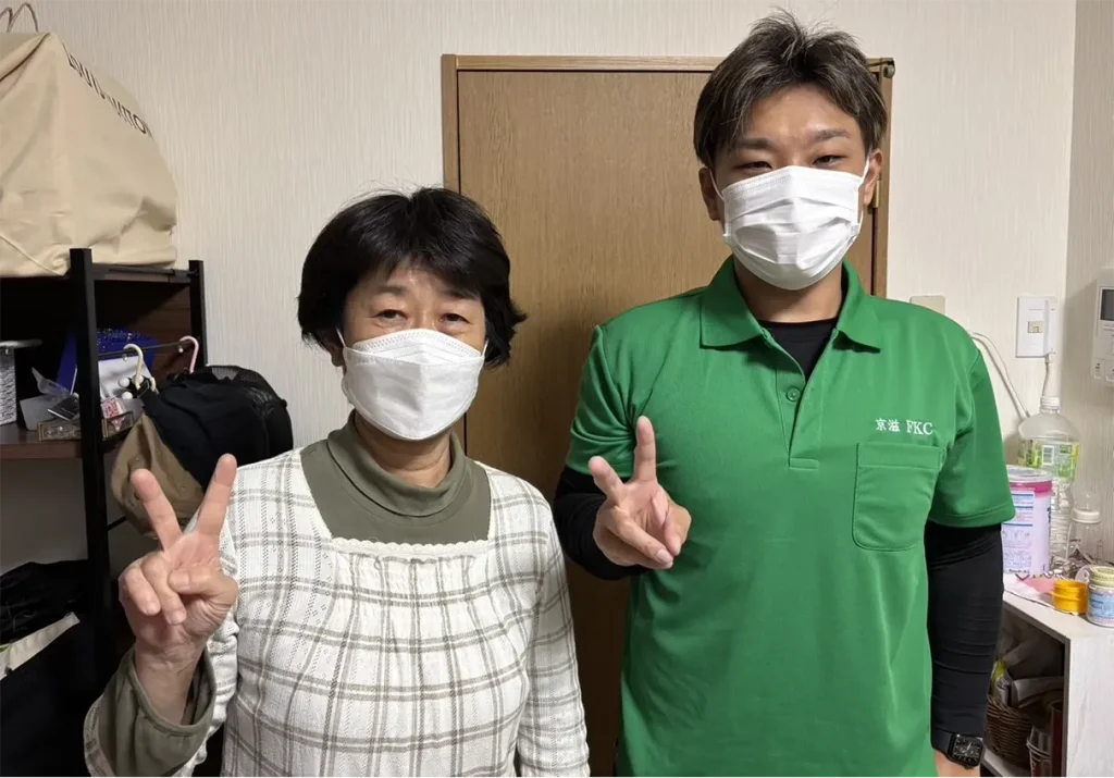 実家の片付けサービス後、笑顔で並ぶ依頼者様と担当者の様子