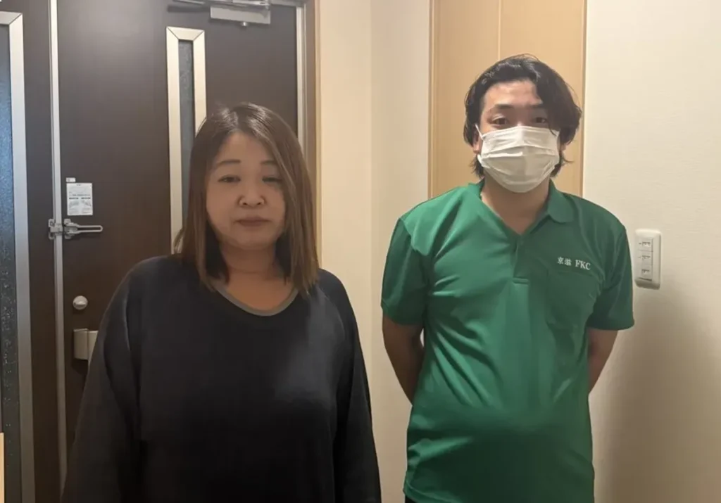 草津市にある、寝たきりの弟様のゴミ屋敷清掃とハウスクリーニング完了後、遠方から依頼されたご家族様と担当者が並んでいる様子