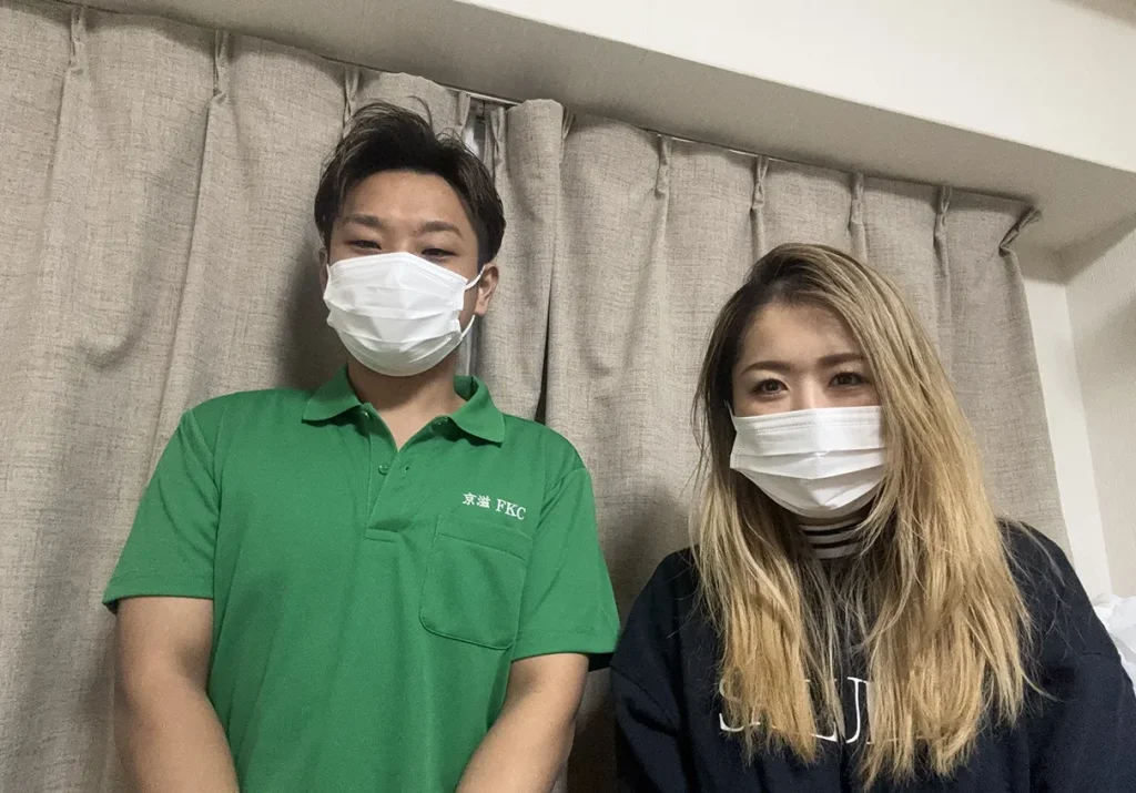 事前の丁寧な説明で不安なく遺品整理を任せられたことに、安堵の表情を見せる依頼者様と担当者の様子